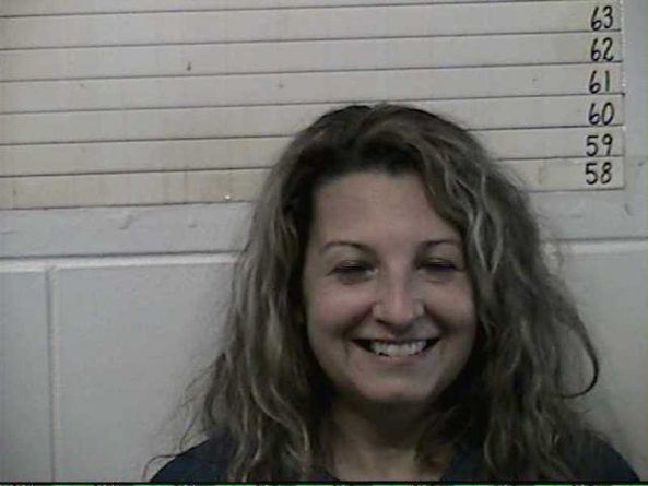 Происшествия: На жутком полицейском снимке женщина улыбалась после того, как ее арестовали за убийство мужа