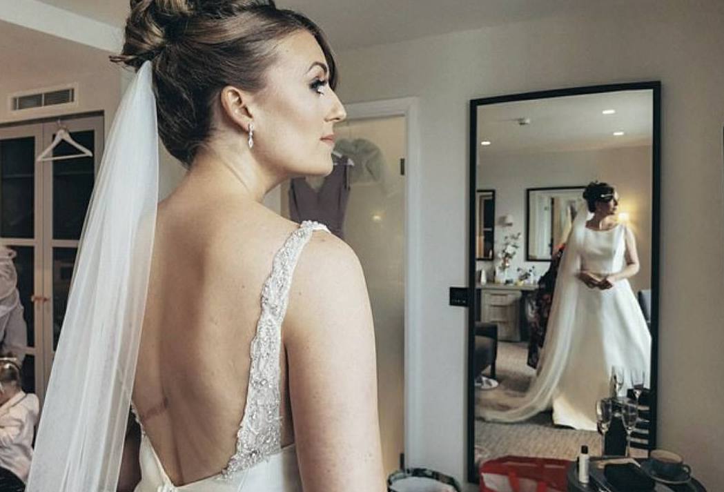 фотография невесты перед зеркалом