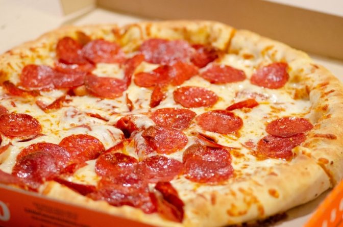 Происшествия: Находчивая дочь спасла мать, набрав 911 и притворившись, что заказывает пиццу