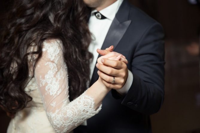 Локальные новости: Невеста была в ярости, когда родители попали в аварию и опоздали на свадьбу