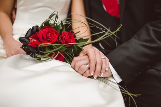 Полезное: Невеста попросила совета у соцсетей, когда ее сестра решила прийти на свадьбу с «сахарным папочкой»