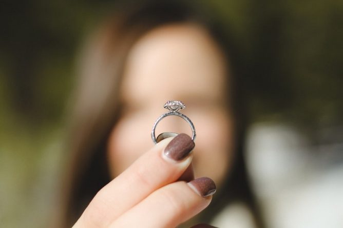 Полезное: Ревнивый жених запретил невесте носить любимые кольца, чтобы они не «затмевали» обручальное