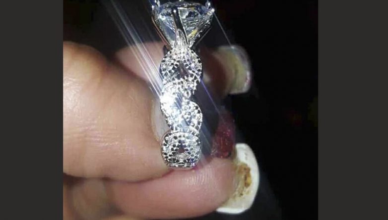 Полезное: Соцсети высмеяли невесту, которая показала жуткие «ногти-переносчики инфекций», хвастаясь обручальным кольцом