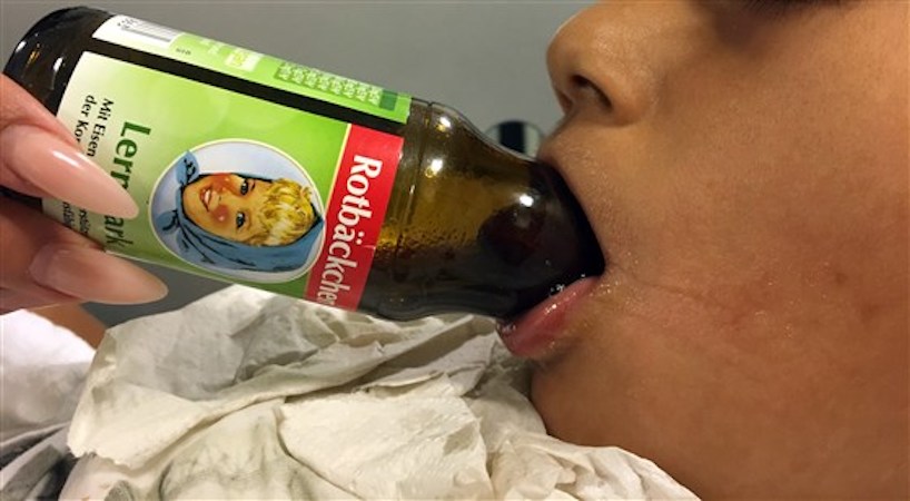 фотография мальчика, чей язык застрял в бутылке
