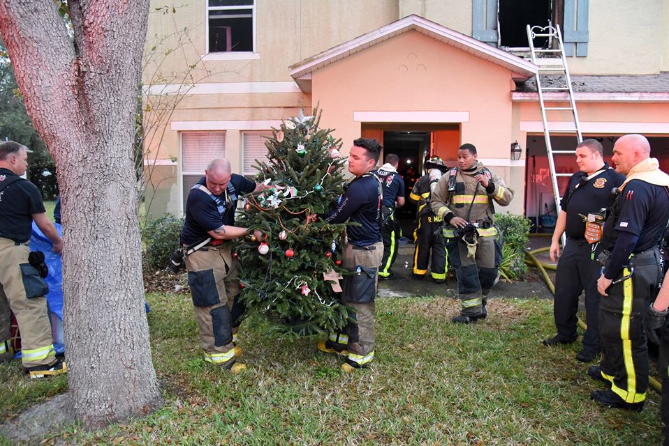 Пожарные спасают рождественскую елку
