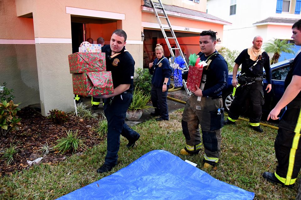 Пожарные спасают рождественские подарки