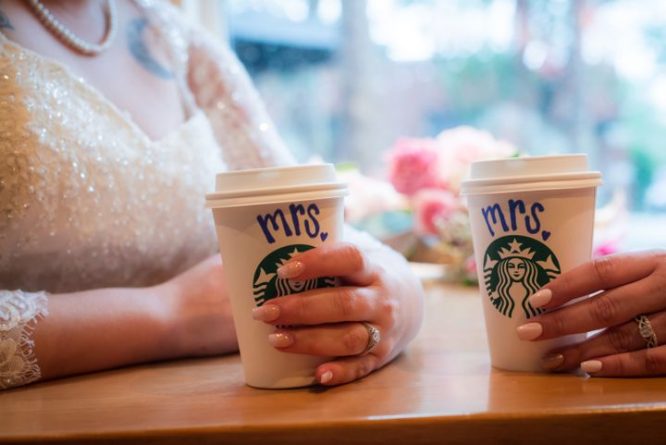 Локальные новости: Незнакомцы помогли невестам провести свадьбу в Starbucks, когда церемония сорвалась