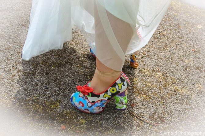 Полезное: История игрушек: Невеста пришла на свадьбу в эксцентричных туфлях с каблуками в виде Вуди и База