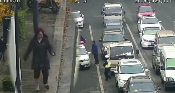 В мире: Мужа и жену сбила машина в одном и том же месте с интервалом в 10 минут