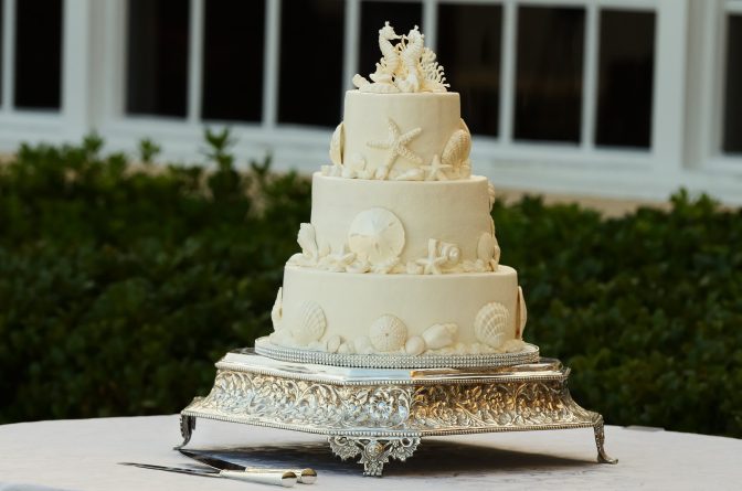 Полезное: Жених слетел с катушек во время церемонии разрезания свадебного торта