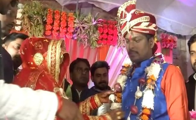 В мире: На свадьбе в Индии жених и невеста обменялись гирляндами лука и чеснока