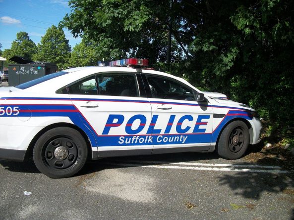 Происшествия: Сын нанес смертельные ножевые ранения матери за около их дома на Лонг-Айленде