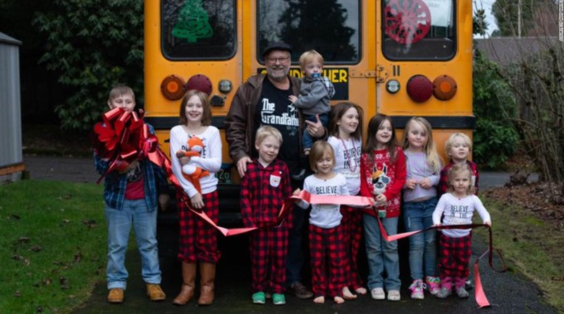 Локальные новости: «Дедушка Экспресс»: мужчина купил желтый автобус, чтобы отвозить 10 внуков в школу