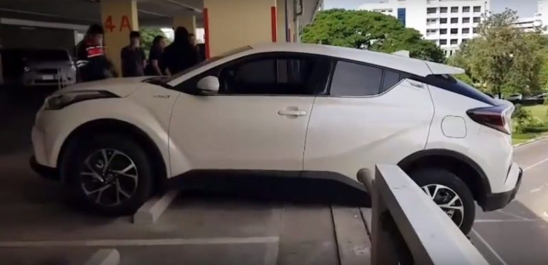 Видео: Автолюбительница продемонстрировала худшую парковку в мире (Видео)