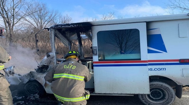 Локальные новости: Почтальон спас Рождество, когда загорелся его грузовик с подарками