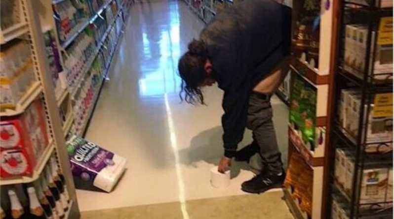 Локальные новости: Мужчина опорожнил кишечник прямо перед продуктами супермаркета, а потом зашел в кофейню