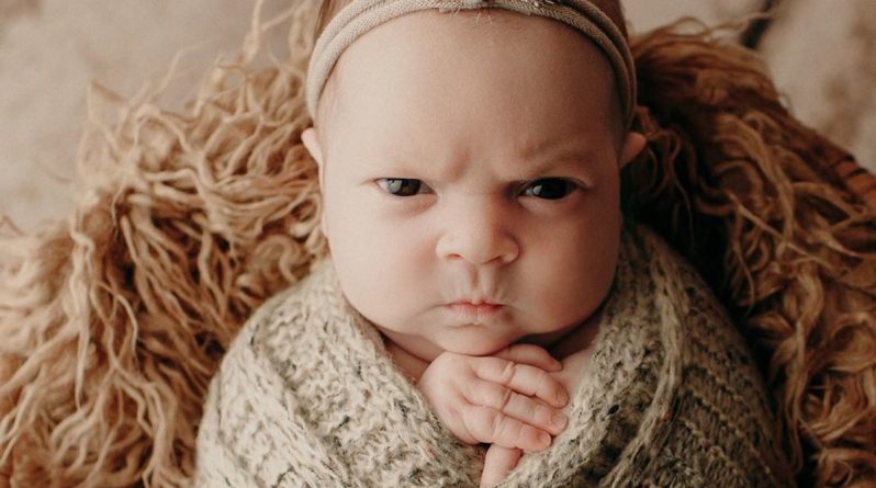 Досуг: Поедает взглядом: эта новорожденная девочка явно не в духе для фотосессии
