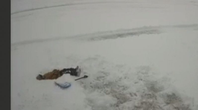 Досуг: Мальчик, сытый по горло уборкой снега, повеселил соцсети (видео)