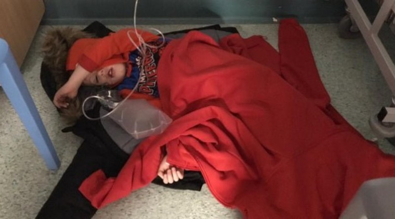 Здоровье: 4-летнего мальчика с подозрением на воспаление легких заставили спать на полу в больнице из-за нехватки кроватей