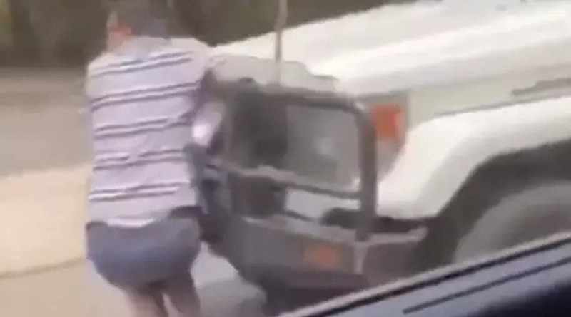 В мире: Участник ДТП повис на капоте другого авто, пытаясь остановить его – и проехал так 3 километра