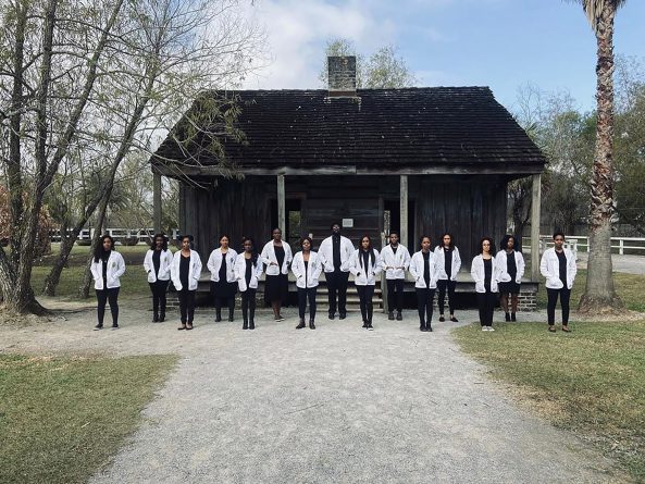 Локальные новости: На исторических фотографиях чернокожие студенты-медики стоят на бывшей плантации рабов в белых халатах