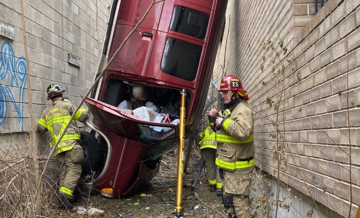 Происшествия: В Юте водитель упал с крыши парковки в собственном фургоне