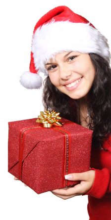 Девушка в новогоднем костюме с подарком