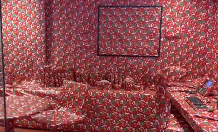 Полезное: Сотрудница «упаковала» весь офис в рождественскую оберточную бумагу, пока босса не было