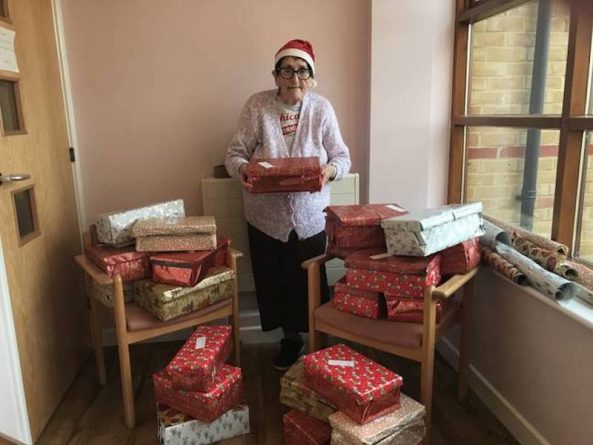 В мире: Бабушка собрала 500 коробок с подарками для нуждающихся