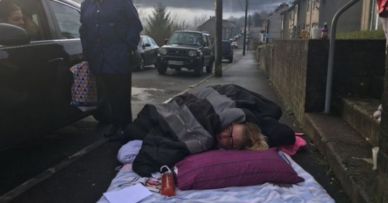 Здоровье: Мать прождала скорую на холодном тротуаре 6 часов — и умерла от остановки сердца