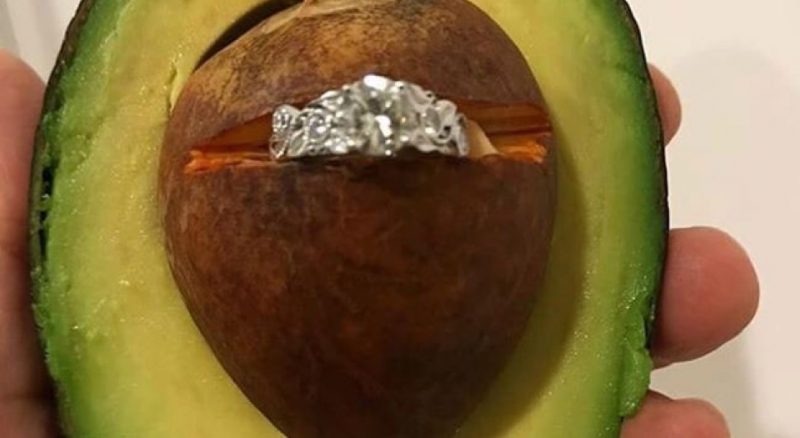 Полезное: Жених сделал предложение, спрятав обручальное кольцо в авокадо