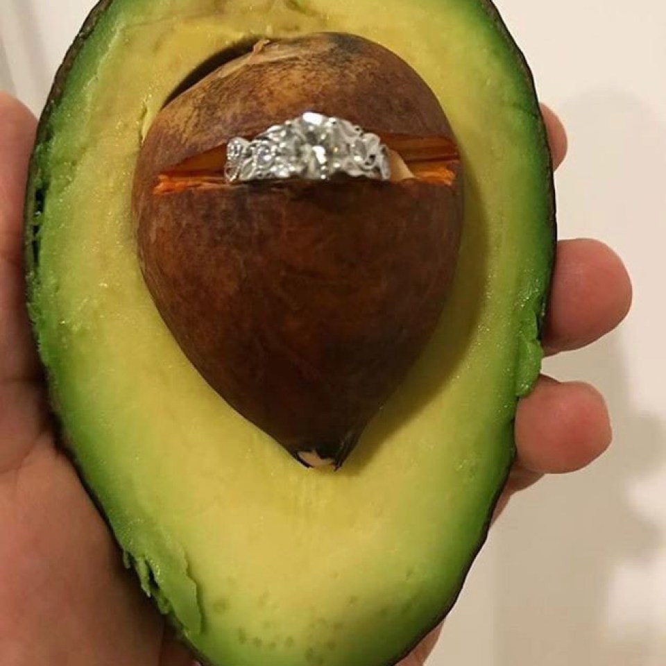 фотография кольца внутри авокадо