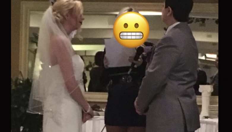 Полезное: Невеста в ярости от регистратора брака, которая появилась на свадьбе в неприлично короткой юбке
