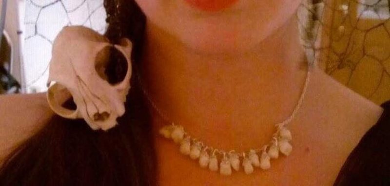 Полезное: Соцсети сравнили невесту в ожерелье из человеческих зубов с «серийным убийцей»