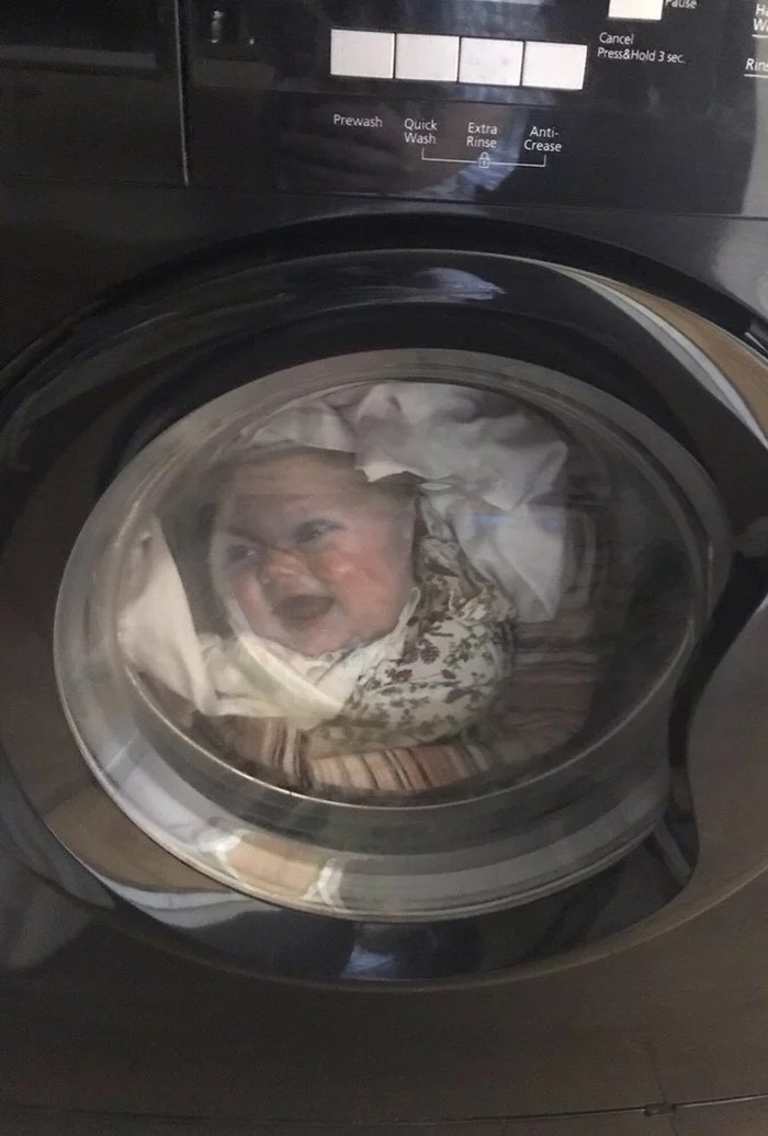 фотография футболки с лицом ребенка в стиральной машине