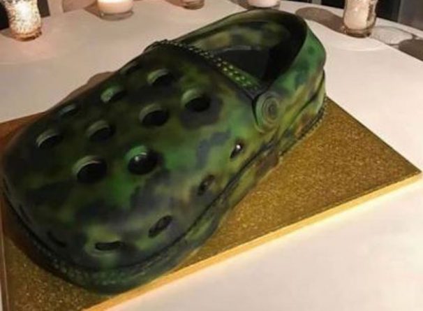 Полезное: Жених заказал «жуткий» свадебный торт в виде ботинка Crocs. Соцсети сравнили его с «фекалиями» и «мордой крокодила»