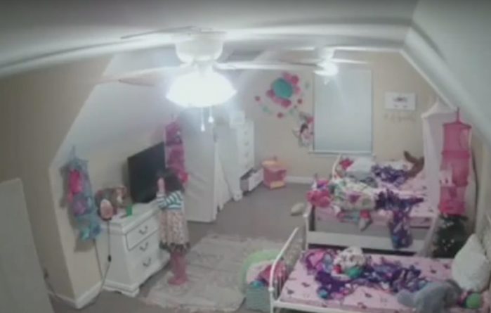 Происшествия: Хакер взломал камеру в комнате маленькой девочки и представился Санта-Клаусом