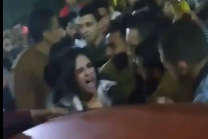 В мире: 7 человек арестовано после того, как в сети появилось видео нападения толпы на женщину в Египте