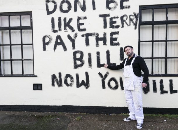 Художник решил отомстить должнику, написав огромное граффити-послание на боковой стороне его дома фото