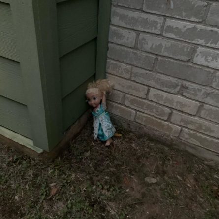 Общество: Семья напугана "одержимой" куклой Эльзы, которая говорит по-испански и вернулась после того, как ее выбросили