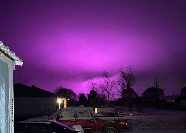Локальные новости: Небо начало светиться фиолетовым над городом в Аризоне из-за соседней плантации марихуаны