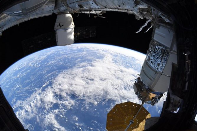 Наука: Астронавт поделилась фото Земли из космоса, но некоторые не поверили в их подлинность