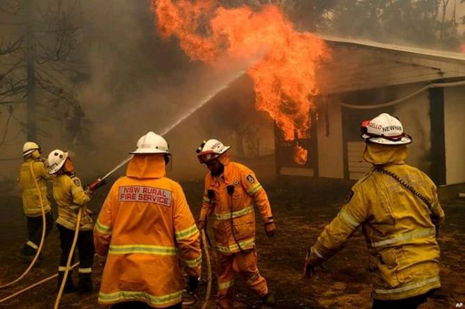В мире: Три американских пожарных погибли во время крушения самолета, когда тушили пожары в Австралии