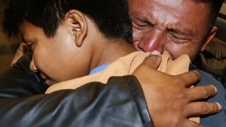 Политика: Родители-мигранты, депортированные 1,5 года назад администрацией Трампа, возвращаются к детям в США
