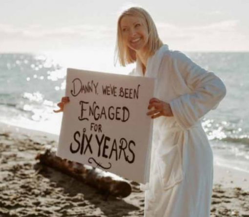 Полезное: Девушка после 5 лет помолвки удивила жениха, устроив свадьбу-сюрприз на пляже вместо новогодней вечеринки