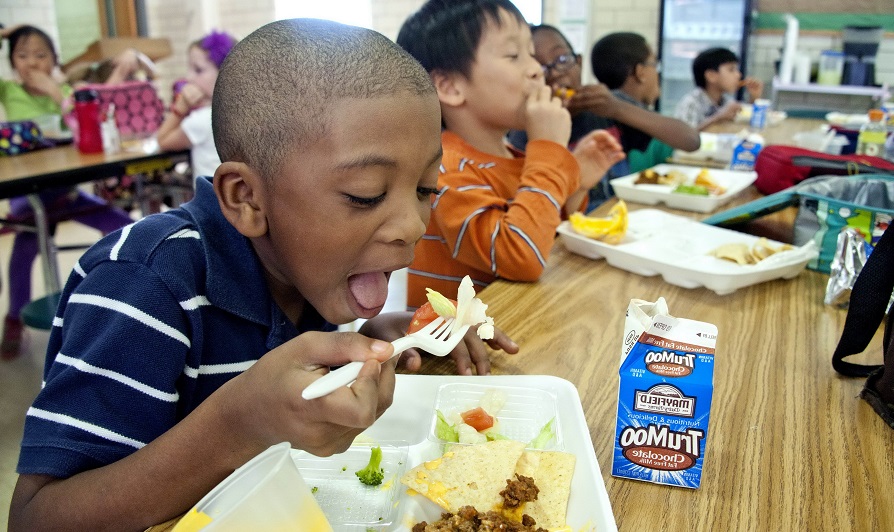 дети кушают в школе