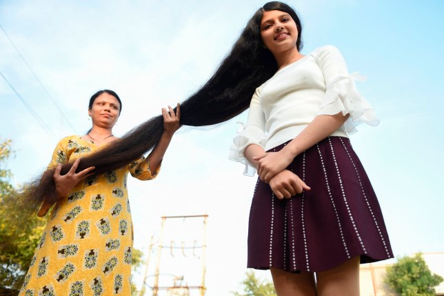 В мире: Девушка с самыми длинными волосами в мире тратит целый час, чтобы их расчесать