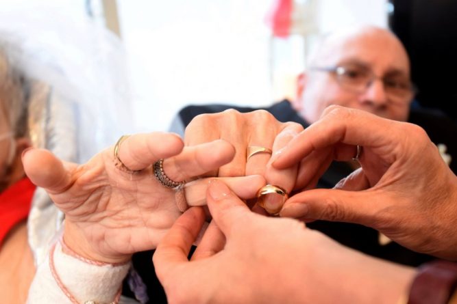 Здоровье: 56-летняя невеста и 73-летний жених — у обоих церебральный паралич — поженились в больничной палате из-за внезапной болезни женщины