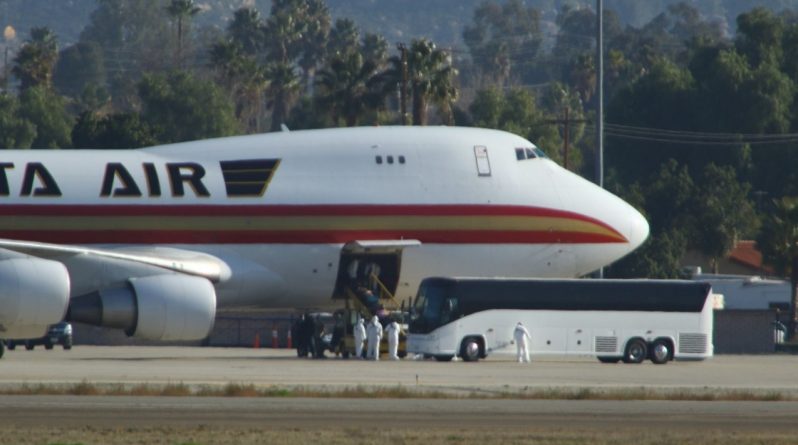 Здоровье: Самолет, на борту которого было более 200 американцев из зоны вспышки коронавируса, приземлился в Калифорнии