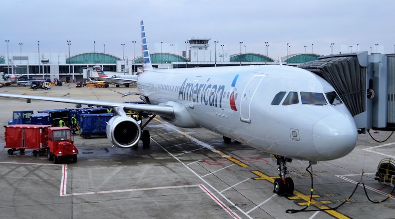 Путешествия: Еврейская семья, которую сняли с рейса «из-за запаха», подала в суд на American Airlines